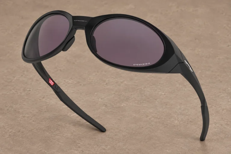 Oakley Eye Jacket Redux Sonnenbrille vor einem taupefarbenen Editorial-Hintergrund