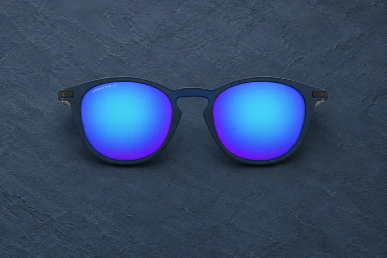 Oakley Pitchman Sonnenbrille mit R-Motiven vor schieferblauem redaktionellem Hintergrund
